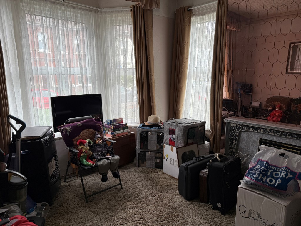 Lot: 117 - FREEHOLD PART-POSSESSION PROPERTY CLOSE TO TOWN CENTRE - Ground Floor Flat Living Room with Bay Window